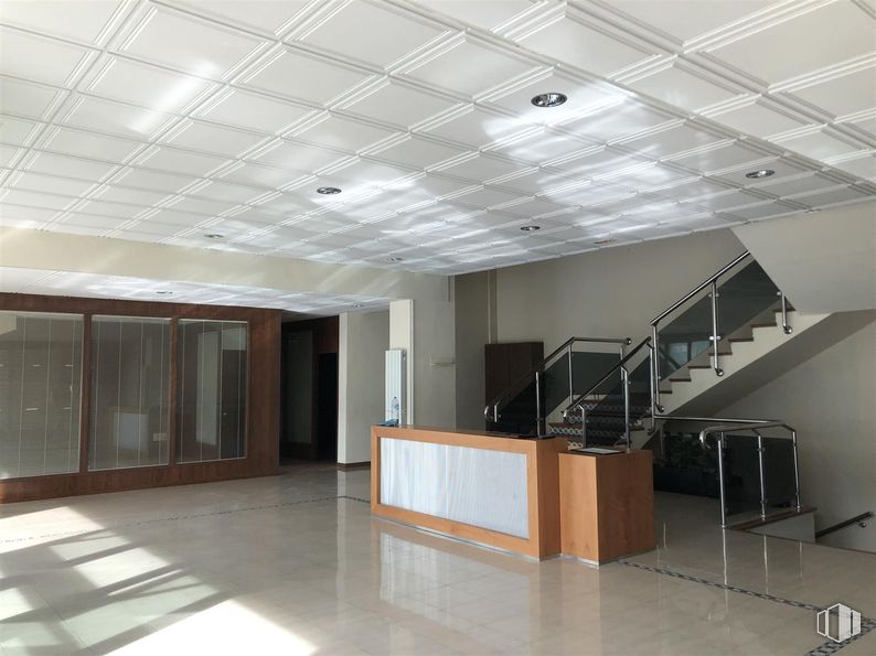 Industrial for sale at San Crispín - La Estación Consorcio, Colmenar Viejo, Madrid, 28770 with flooring, ceiling, interior design, floor, wood, lighting, light fixture, hall, glass and tile flooring around