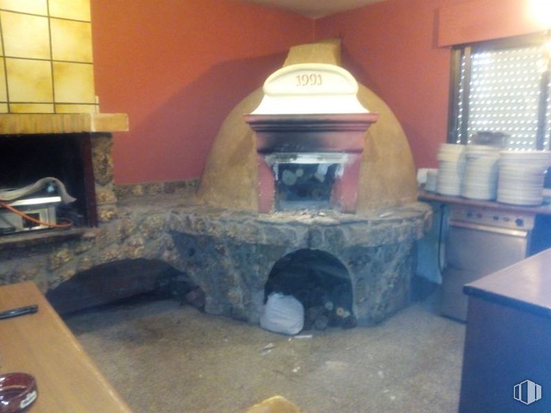 Local en venta en Zona centro, Cantalejo, Segovia, 40380 con horno de mampostería, hogar, chimenea, utensilios de cocina y repostería, chimenea, calor, encimera y fuego alrededor