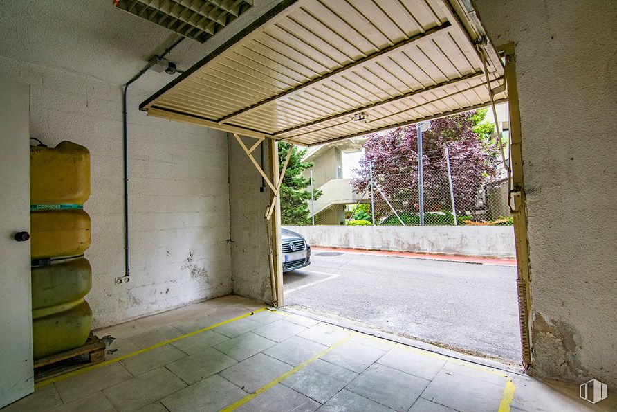 Local en venta en Edificio Auge III, Calle María Tubau, 4, Fuencarral - El Pardo, Madrid, 28050 con espejo, edificio, planta, sombra, accesorio, amarillo, superficie de carretera, pared, coche y iluminación automotriz alrededor