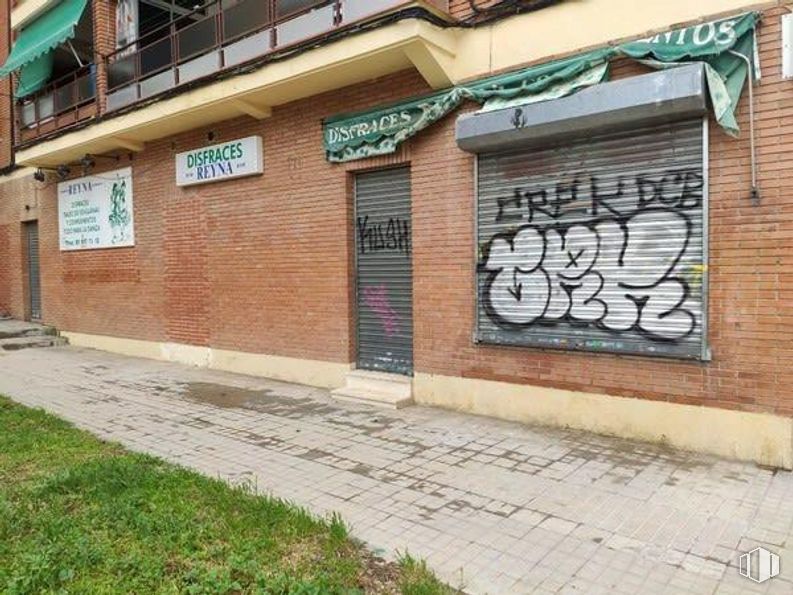 Retail for sale at Calle Montero, 42, Móstoles, Madrid, 28934 with plant, handwriting, wood, brickwork, building, brick, font, art, road surface and real estate around