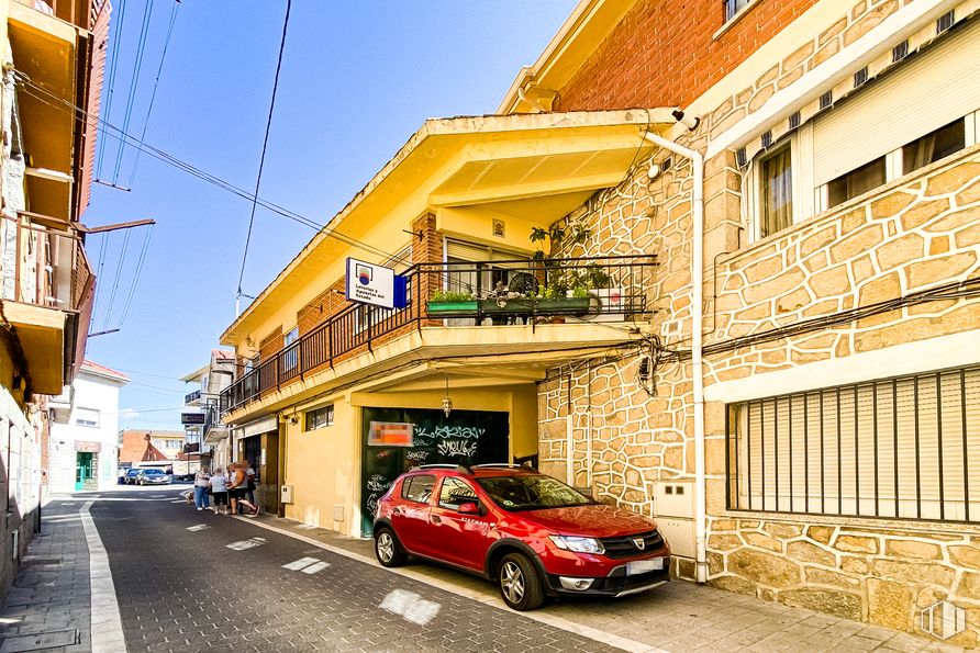 Local en alquiler en Calle Escuadra, 17, Moralzarzal, Madrid, 28411 con coche, edificio, rueda, neumático, planta, cielo, vehículo, ventana, iluminación automotriz y asfalto alrededor