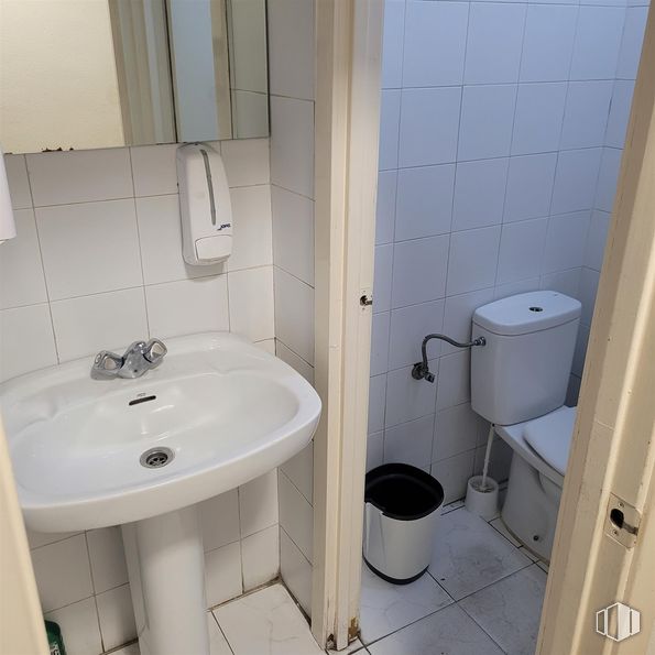 Local en venta en Calle Hornachos, Puente de Vallecas, Madrid, 28053 con inodoro, fregadero, lavabo, cuarto de baño, accesorios de fontanería, asiento del inodoro, suelo, suelos, fontanería y grifo alrededor