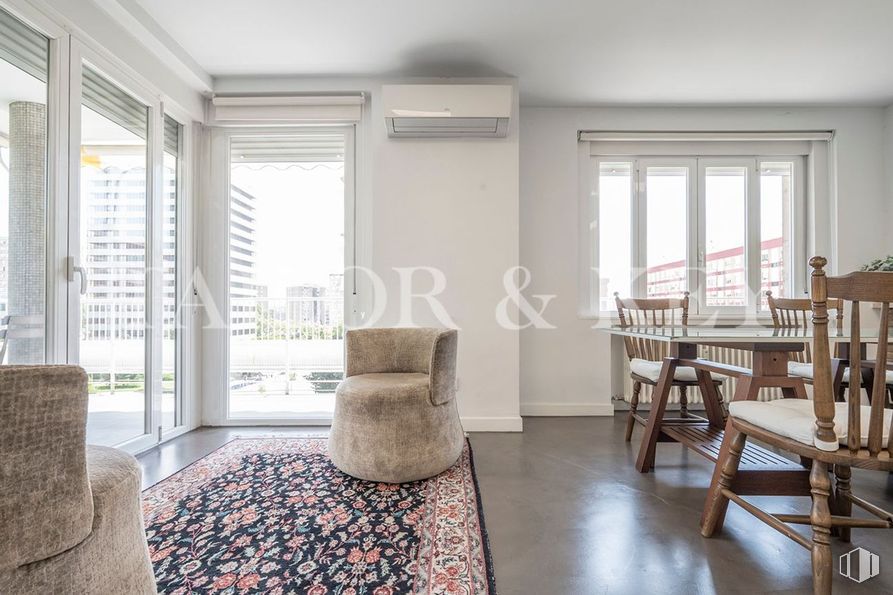 Office for rent at Calle Doctor Esquerdo, Retiro, Madrid, 28007 with chair, window, kitchen & dining room table, furniture, building, table, fixture, comfort, wood and flooring around