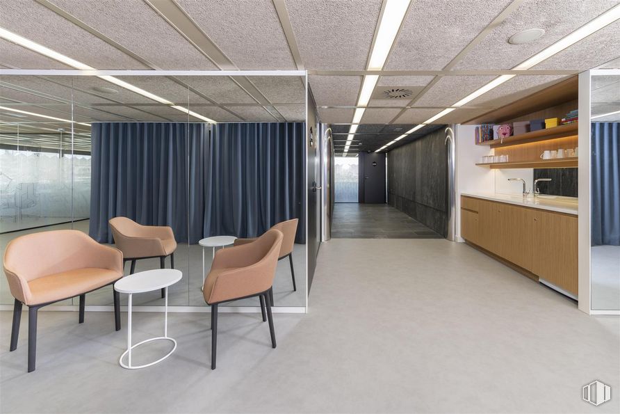 Oficina en alquiler en Edificio Castellana 81, Paseo Castellana, 81, Tetuán, Madrid, 28046 con silla, mesa, edificio, mueble, propiedad, interiorismo, madera, ebanistería, suelos y suelo alrededor