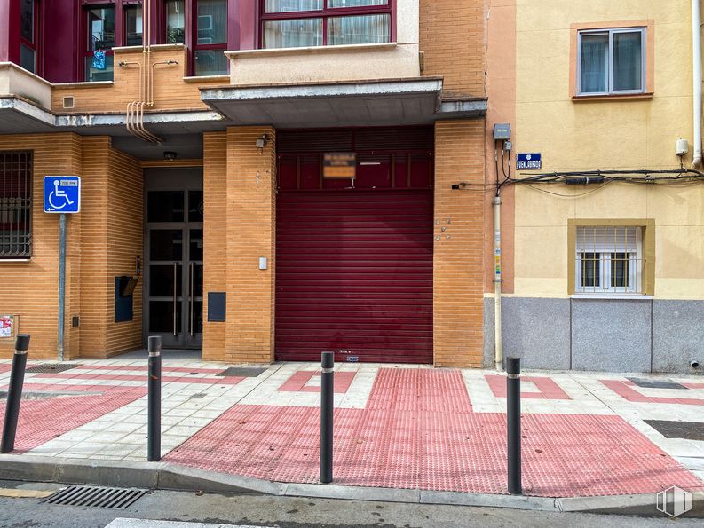 Local en alquiler en Calle Fuenlabrada, 46, Getafe, Madrid, 28901 con ventana, edificio, puerta, infraestructura, superficie de carretera, albañilería, alumbrado, ladrillo, madera y asfalto alrededor