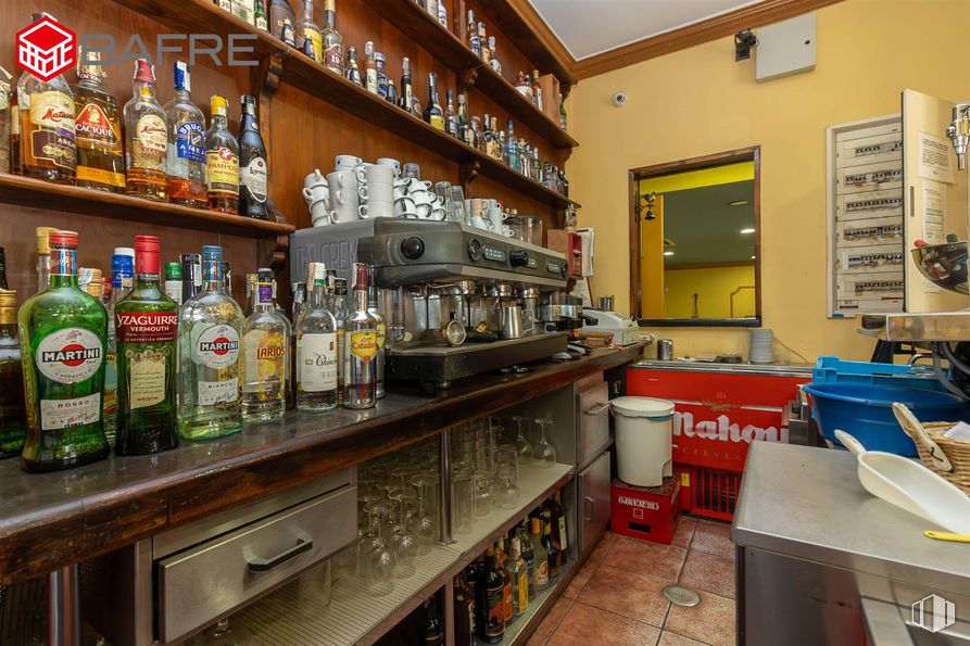 Local en venta en Zona Baunatal, San Sebastián de los Reyes, Madrid, 28700 con botella, vajilla, beber, estante, estantería, bebida alcohólica, licor, bar, botella de vidrio y alcohol alrededor