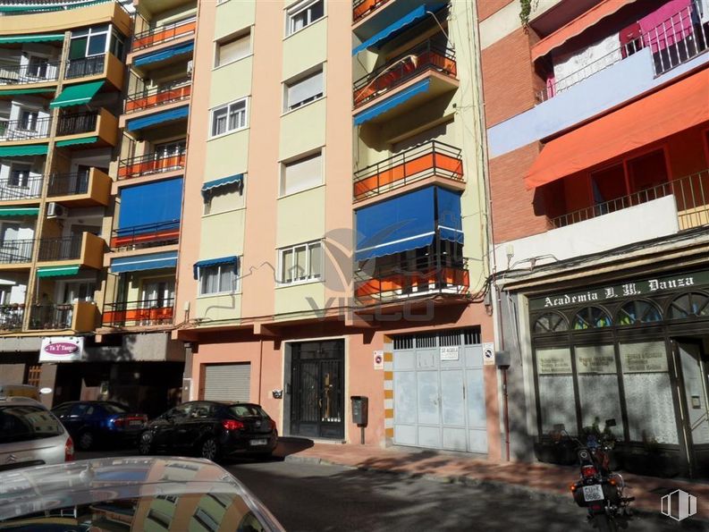 Retail for sale & for rent at Barrio Los Tiradores, Cuenca, 16001 with car, building, window, tire, vehicle, wheel, architecture, urban design, condominium and commercial building around