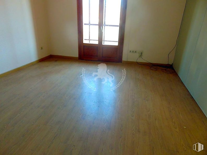 Office for sale & for rent at Calle Duque de Alba, 6, Ávila, 05001 with door, wood, window, flooring, floor, paint, wood stain, house, laminate flooring, hardwood and building around