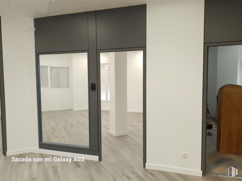 Office for rent at Carretera Villaverde a Vallecas, Villa de Vallecas, Madrid, 28031 with mirror, fixture, window, door, wood, building, shade, automotive exterior, vehicle door and floor around