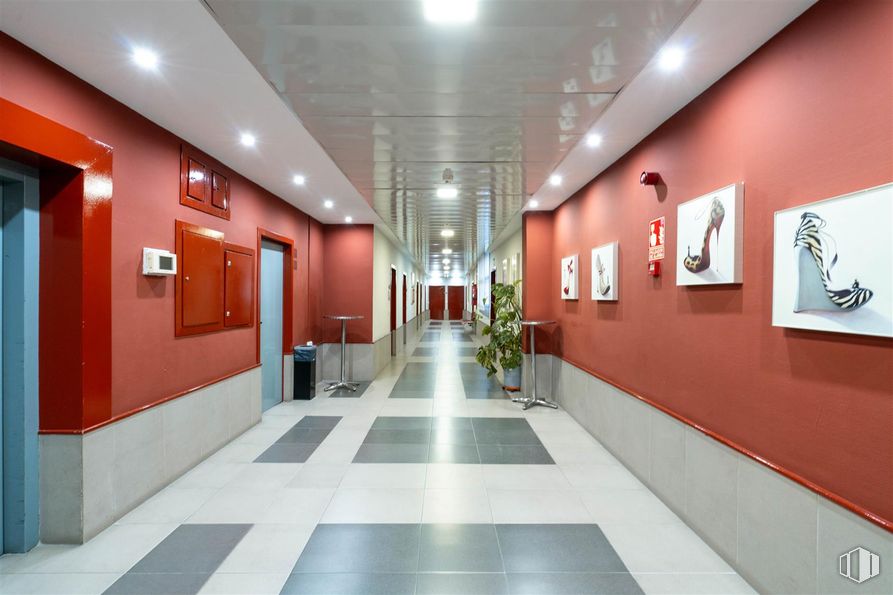 Oficina en venta en Calle Alfonso Gómez, 17, San Blas - Canillejas, Madrid, 28037 con puerta, interiorismo, suelos, accesorio, suelo, planta, hall, techo, edificio y arte alrededor