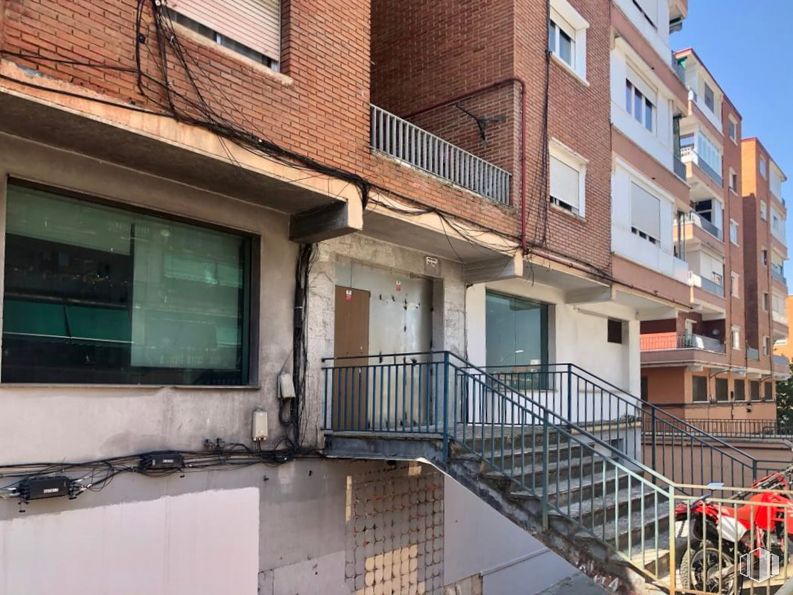 Retail for sale at Calle Virgen de Icíar, 17, Alcorcón, Madrid, 28921 with window, tire, property, building, wood, architecture, urban design, condominium, sky and house around