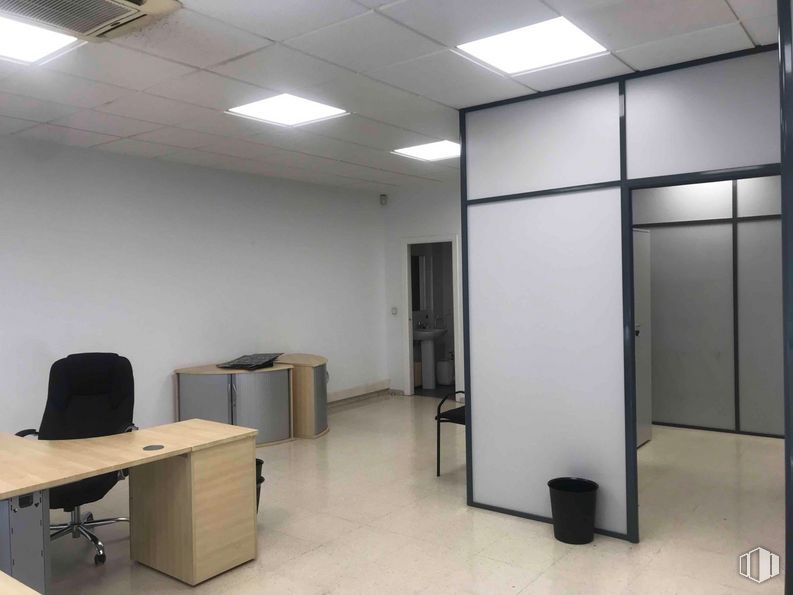 Oficina en alquiler en Zona empresarial, Alcobendas, Madrid, 28100 con escritorio, lámpara, alumbrado, mueble, edificio, mesa, suelos, suelo, accesorio y techo alrededor