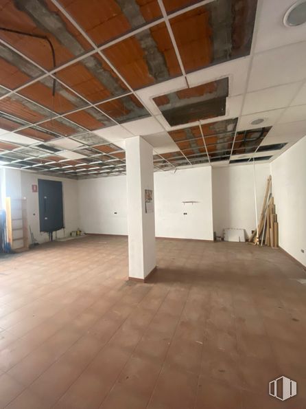 Retail for rent at Paseo Chopera, 47, Arganzuela, Madrid, 28045 with flooring, ceiling, wood, floor, interior design, tile flooring, light fixture, hall, building material and plywood around