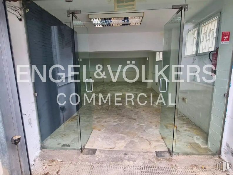 Retail for sale & for rent at Calle Ramón Fort, Ciudad Lineal, Madrid, 28033 with fixture, font, flooring, composite material, gas, glass, door, facade, aluminium and ceiling around