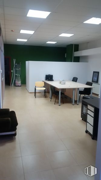 Local en venta en Calle Tenerías, 6, Galapagar, Madrid, 28260 con silla, mesa, mueble, edificio, escritorio, piso, suelo, accesorio, escritorio para computadora y silla de oficina alrededor