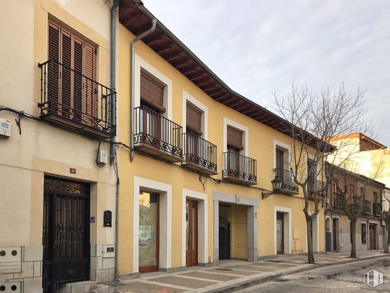 Local en venta en Calle Jacinto González, Navalcarnero, Madrid, 28600 con ventana, puerta, cielo, edificio, planta, accesorio, nube, madera, arquitectura y barrio alrededor