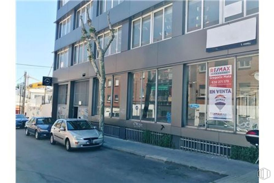 Local en alquiler y venta en Avenida Leopoldo Calvo - Sotelo Bustelo, 10, Pozuelo de Alarcón, Madrid, 28224 con coche, edificio, luz de estacionamiento automotriz, ventana, vehículo, neumático, rueda, placa de matrícula del vehículo, diseño automotriz y iluminación automotriz alrededor