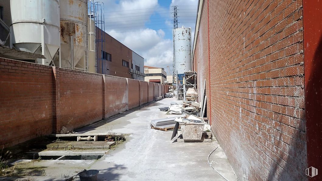 Industrial for sale at Polígono industrial Prado Overa, Leganés, Madrid, 28914 with building, daytime, sky, cloud, road surface, brick, asphalt, neighbourhood, urban design and brickwork around