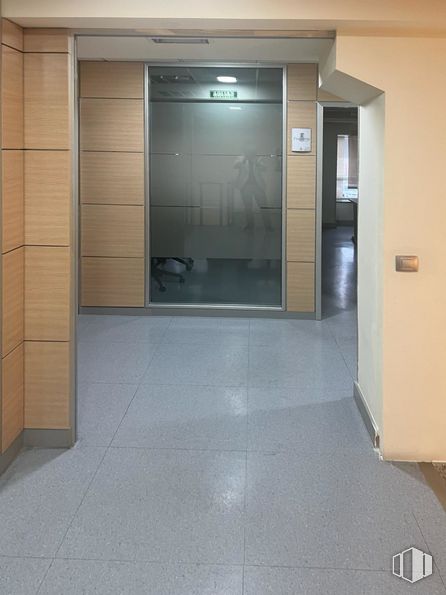 Oficina en alquiler en Avenida América, Alcorcón, Madrid, 28922 con edificio, puerta, accesorio, suelos, suelo, suelo de baldosas, gas, vidrio, madera y techo alrededor