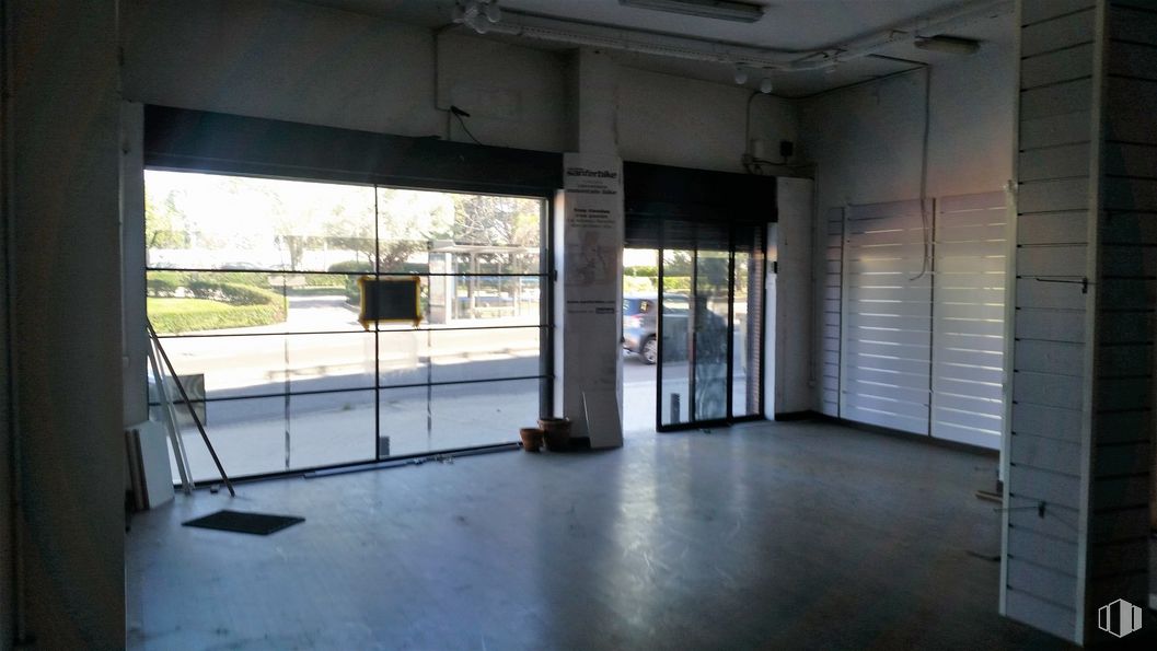 Retail for sale & for rent at Calle Sebastián Álvaro, 8, La Latina, Madrid, 28024 with fixture, interior design, shade, floor, wood, flooring, building, real estate, hall and glass around