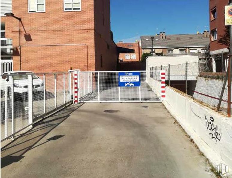 Retail for sale at Paseo Pastrana, Alcalá de Henares, Madrid, 28803 with building, sky, window, road surface, asphalt, fence, brickwork, composite material, brick and gas around