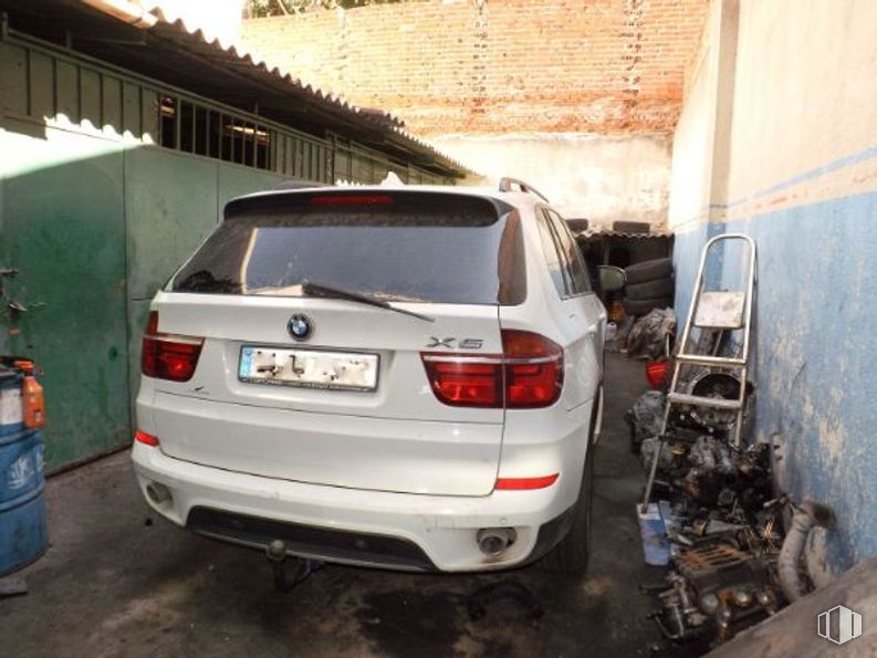 Retail for sale at Calle Vicente Camarón, La Latina, Madrid, 28011 with car, license plate, tire, automotive parking light, automotive tail & brake light, wheel, automotive side marker light, vehicle registration plate, automotive tire and vehicle around