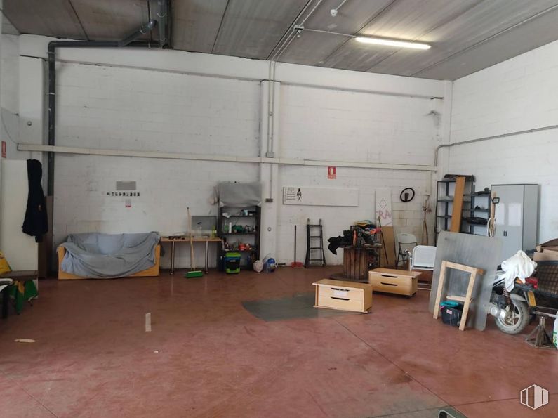 Nave en alquiler y venta en Calle Navas de Buitrago, Villaverde, Madrid, 28021 con equipaje y bolsos, caja, madera, suelo, piso, madera, ingeniería, tecnología, techo y máquina alrededor