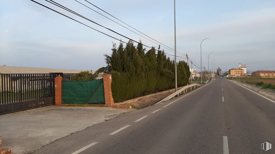 Industrial for rent at Avenida Doctor Fleming, 52, Yuncos, Toledo, 45210 with sky, cloud, plant, road surface, street light, asphalt, land lot, slope, fence and tar around