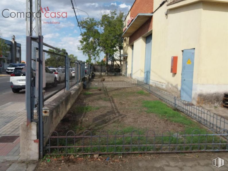 Industrial for sale at Polígono Industrial El Cerro, Segovia, 40006 with car, door, plant, sky, building, cloud, road surface, tree, land lot and asphalt around