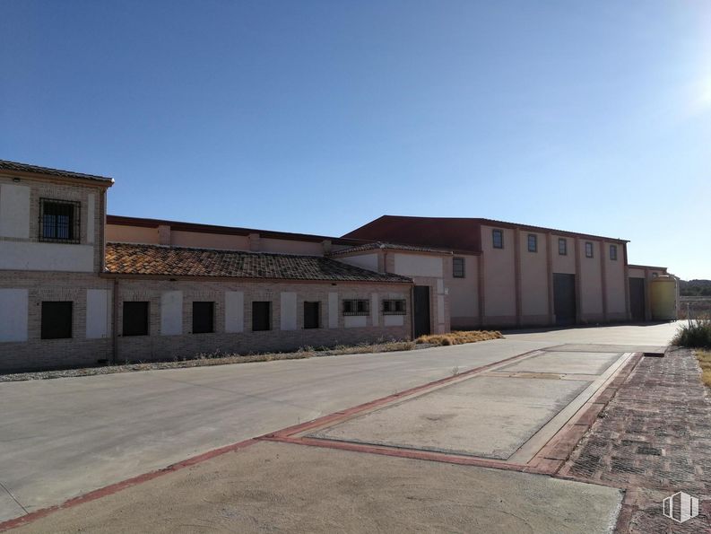 Industrial for sale at Carretera N-400, pk 26,7, Yepes, Toledo, 45313 with building, sky, property, window, land lot, asphalt, landscape, residential area, city and rural area around