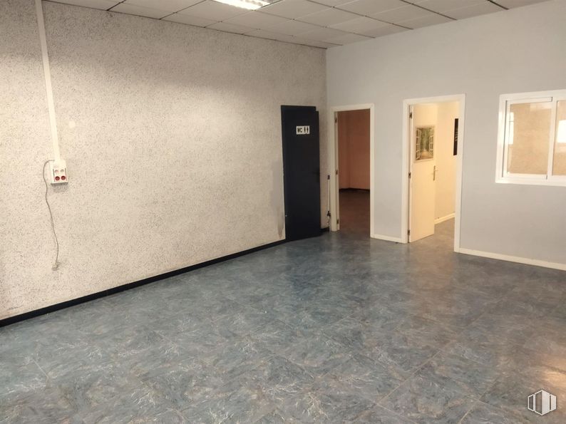 Industrial for rent at Calle Laguna Del Marquesado, Villaverde, Madrid, 28021 with door, window, picture frame, wood, hall, flooring, floor, ceiling, hardwood and building around