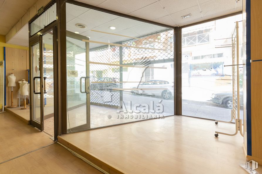 Retail for sale at Zona centro, Azuqueca de Henares, Guadalajara, 19200 with building, fixture, shade, interior design, wood, door, automotive exterior, vehicle door, floor and window around