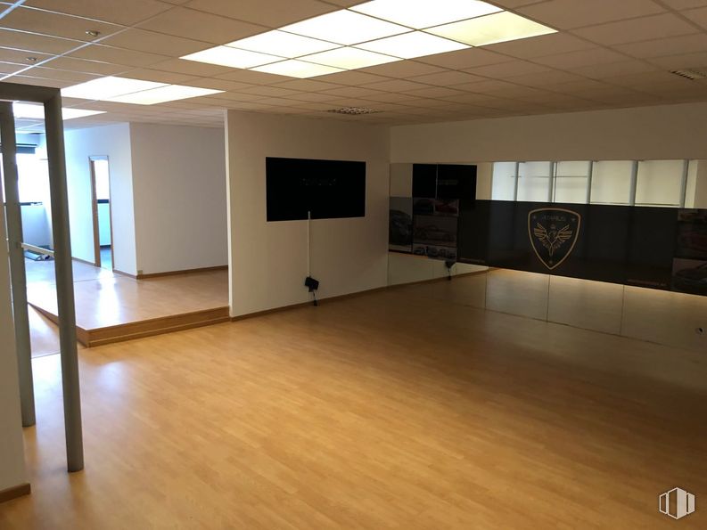 Nave en venta en Carretera Ajalvir, 1, Alcalá de Henares, Madrid, 28806 con pasillo, madera, diseño de interiores, piso, suelo, techo, madera, evento, suelos laminados y espacio alrededor