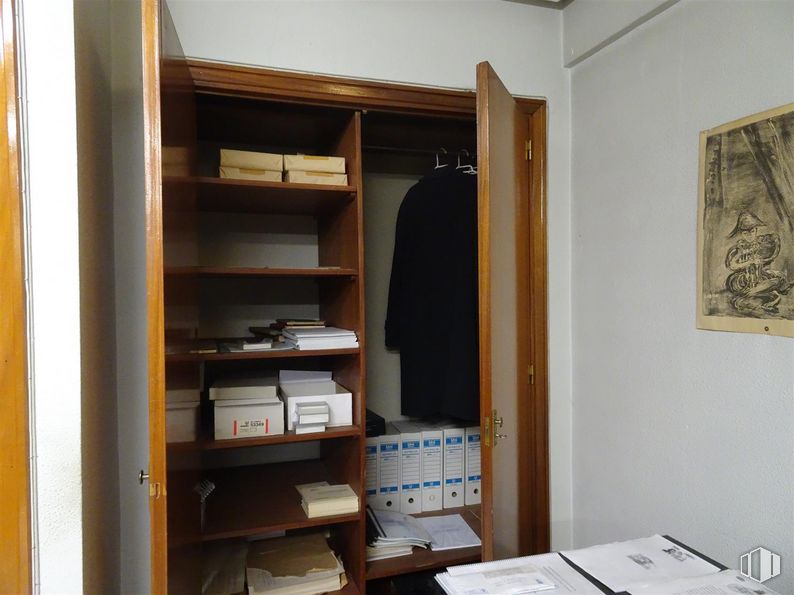 Office for sale at Travesía Enrique Velasco, Puente de Vallecas, Madrid, 28038 with cupboard, wardrobe, picture frame, clothing, outerwear, property, furniture, shelf, wood and shelving around