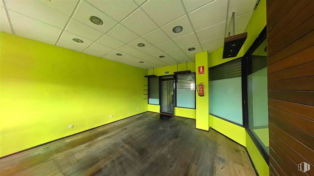 Local en venta en Plaza Colón, Arganda del Rey, Madrid, 28500 con puerta, edificio, accesorio, ventana, madera, suelo, suelos, hall, pintura y techo alrededor