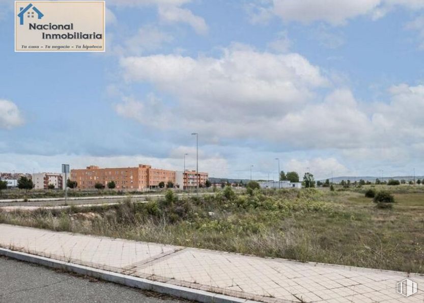 Land for sale at Calle Navaluenga, Ávila, 05002 with cloud, sky, plant, land lot, water, road surface, asphalt, cumulus, building and plain around