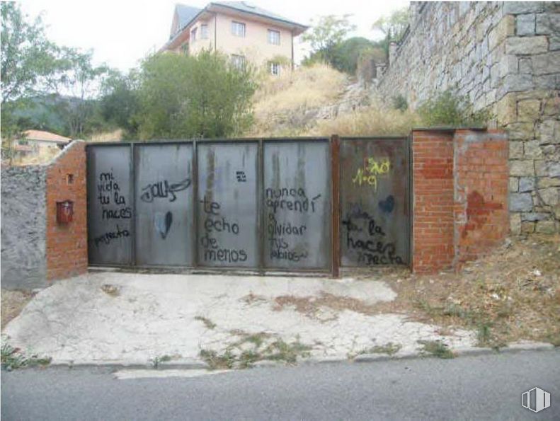 Land for sale at Calle Cerro Abantos, San Lorenzo de El Escorial, Madrid, 28200 with house, plant, land lot, tree, paint, gas, grass, art, graffiti and font around