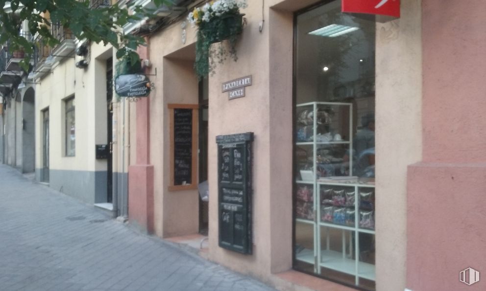 Local en venta en Calle Martín de los Heros, Moncloa - Aravaca, Madrid, 28008 con ventana, edificio, accesorio, puerta, fachada, planta, ciudad, árbol, casa y fuente alrededor