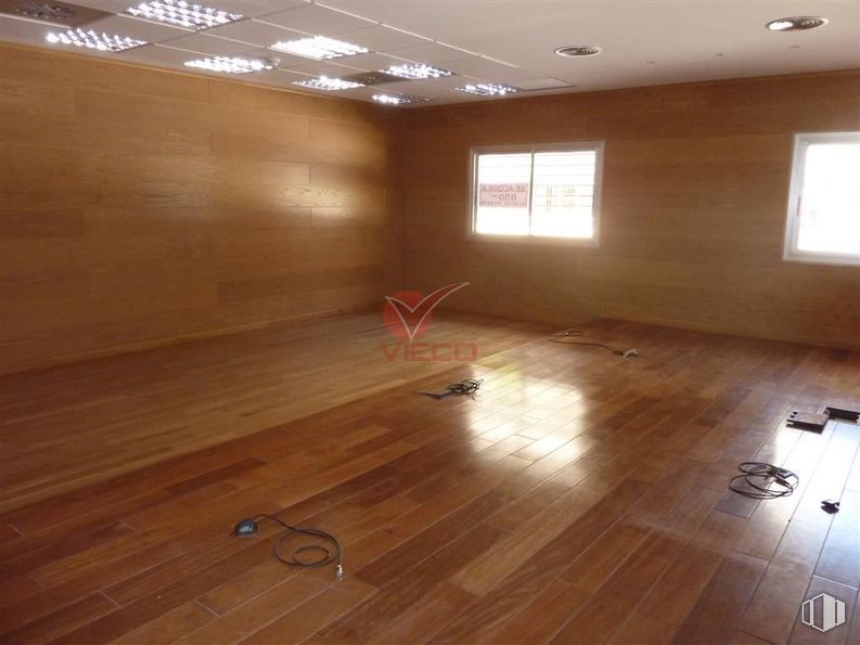 Retail for rent at Calle Fernando Zóbel, Cuenca, 16002 with window, building, wood, hall, interior design, flooring, floor, wall, wood stain and hardwood around