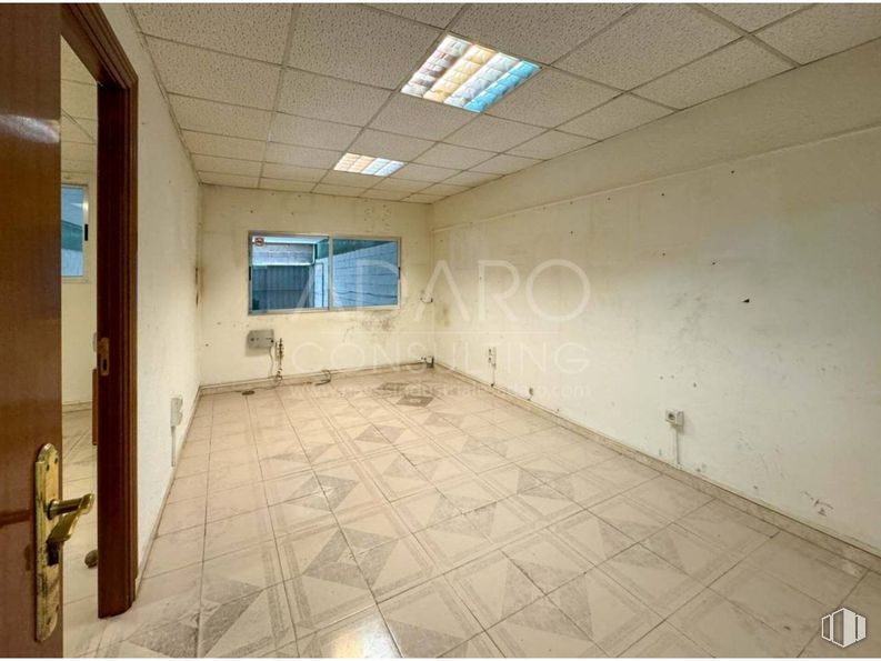 Industrial for sale at Avenida Colada de Pozuelo, Alcorcón, Madrid, 28925 with window, door handle, flooring, floor, ceiling, interior design, tile flooring, hall, apartment and daylighting around