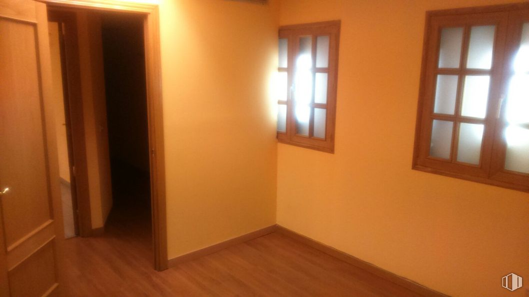 Local en venta en Edificio Oro, Calle Nogal, 3, Torrelodones, Madrid, 28250 con ventana, puerta, accesorio, madera, suelos, pared, hall, tintes y matices, madera dura y edificio alrededor