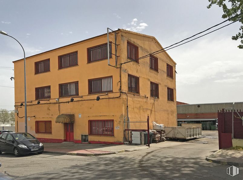 Oficina en alquiler y venta en Calle Gavilanes, 13, Pinto, Madrid, 28320 con coche, ventana, edificio, cielo, propiedad, arquitectura, madera, accesorio, barrio residencial, casa y nube alrededor