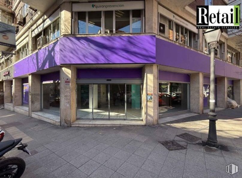 Retail for sale & for rent at Paseo Santa María de la Cabeza, Arganzuela, Madrid, 28026 with tire, wheel, building, motorcycle, composite material, door, commercial building, mixed-use, sidewalk and night around