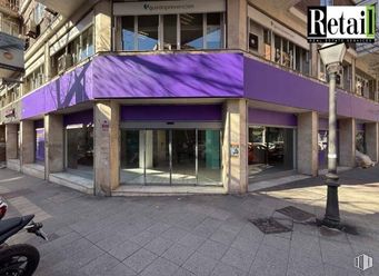 Local en alquiler y venta en Paseo Santa María de la Cabeza, Arganzuela, Madrid, 28026 con neumático, rueda, edificio, motocicleta, material compuesto, puerta, edificio comercial, uso mixto, acera y noche alrededor