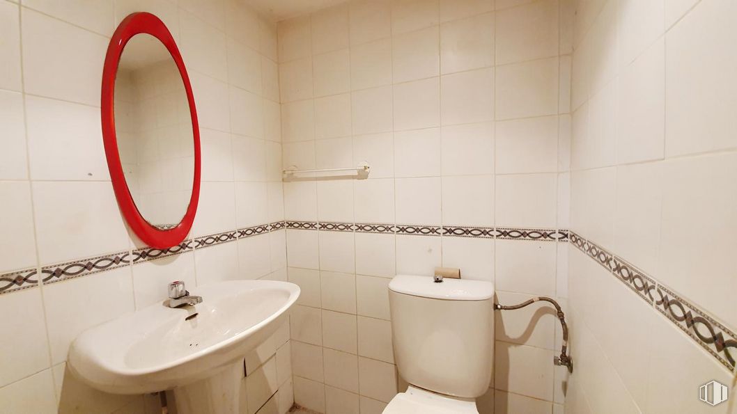 Retail for sale & for rent at Avenida Alejandro Rubio, 67, Guadalix de la Sierra, Madrid, 28794 with mirror, sink, toilet, plumbing fixture, bathroom sink, tap, bathroom, purple, interior design and lighting around