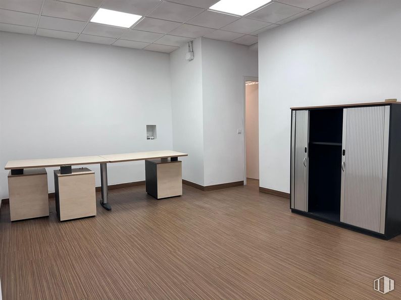 Retail for rent at Calle Cañas, 7, Ciudad Lineal, Madrid, 28016 with desk, wardrobe, cupboard, light fixture, table, cabinetry, furniture, flooring, floor and wood around