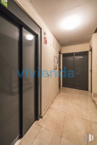 Local en venta en Calle Naranjo, Tetuán, Madrid, 28039 con puerta, accesorio, suelo, pasillo, piso, techo, vidrio, azul eléctrico, asa y aluminio alrededor