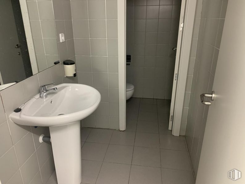 Retail for sale at Plaza Sierra de Ayllón, Villa de Vallecas, Madrid, 28031 with sink, property, plumbing fixture, tap, bathroom, bathroom sink, fixture, fluid, purple and interior design around