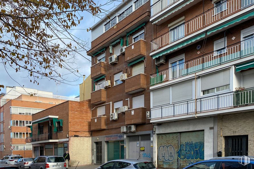 Local en venta en Calle Conde Rodríguez San Pedro, 31, Puente de Vallecas, Madrid, 28053 con coche, edificio, ventana, rueda, neumático, luz de estacionamiento automotriz, vehículo, cielo, diseño urbano y condominio alrededor