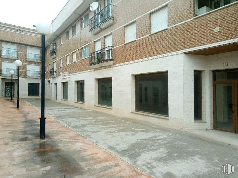 Retail for sale at Calle Cura, 75, Quintanar del Rey, Cuenca, 16220 with window, building, door, daytime, property, fixture, sky, urban design, brick and road surface around